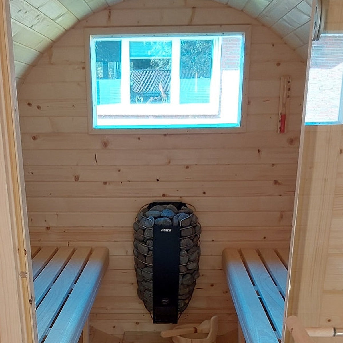 Fass-Sauna Fenster Rückwand groß 800x600