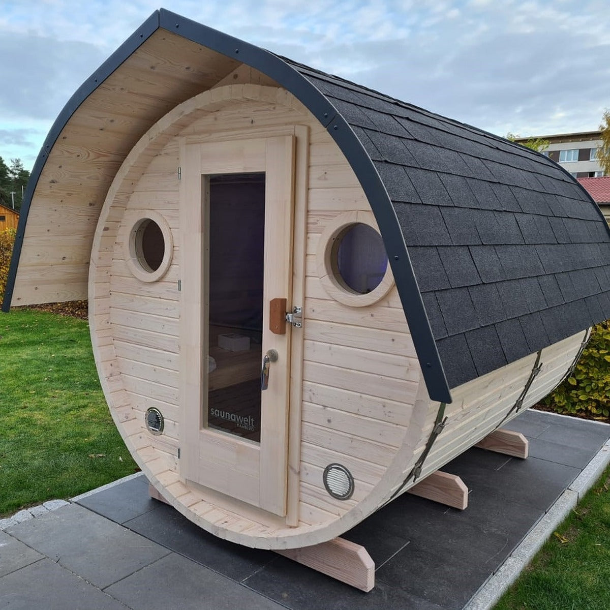 Dachverlängerung um eine Dachschindel, Fass-Sauna