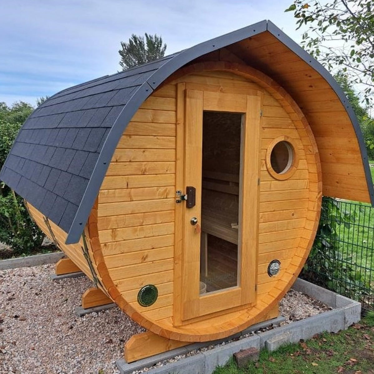 Dachverlängerung um eine Dachschindel, Fass-Sauna